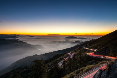 夜间山路上车灯的延时照片
